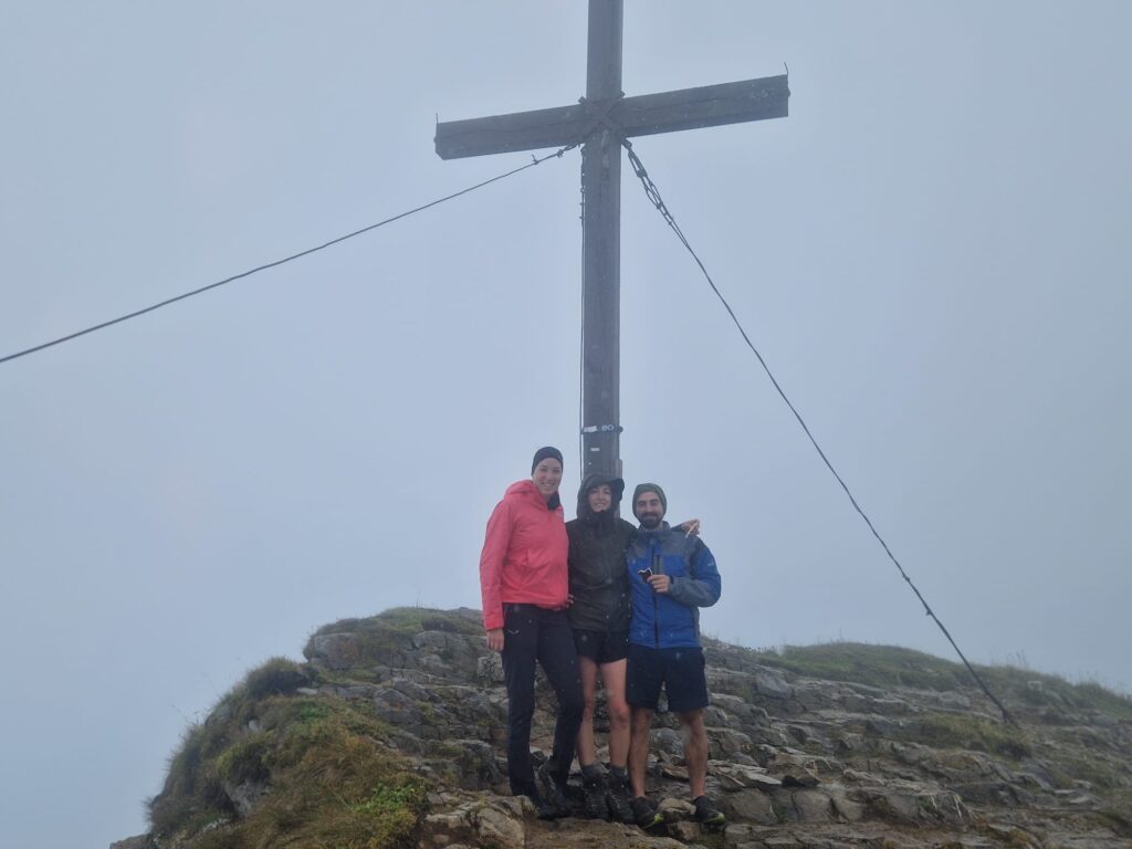 Gipfelfoto am Hohen Ifen mit leicht eingeschränkter Aussicht.